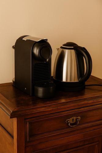 a tea pot and a tea kettle on a dresser at Camere al Borgo Affittacamere in Monteprandone