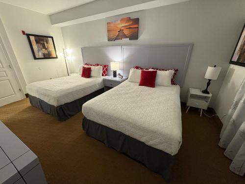 Katil atau katil-katil dalam bilik di Peaceful Condo With Free Shuttle To Parks
