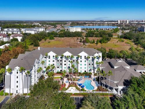 Πισίνα στο ή κοντά στο Renovated Condo Near Disney Free Shuttle To Parks