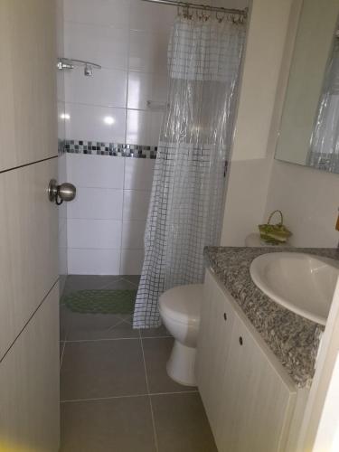 Ένα μπάνιο στο SIENTETE COMO EN CASA, APTO LINDO,FRESCO,Amoblado,2 Alcobas, Parqueadero, Conjunto Via NARIÑO GIRARDOT, CONJUNTO AQUALINA GRREN
