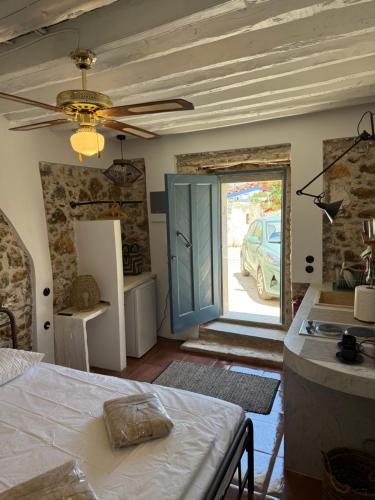 Postel nebo postele na pokoji v ubytování Monolithos House