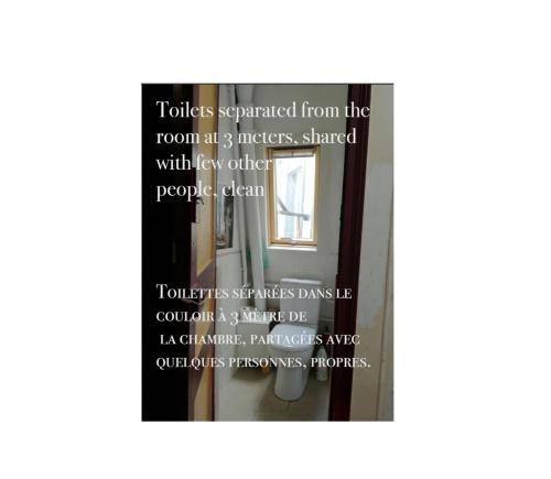 un miroir avec les mots toilettes séparé de la pièce au compteur partagé avec dans l'établissement Hotel Eleusis-Paris, à Paris