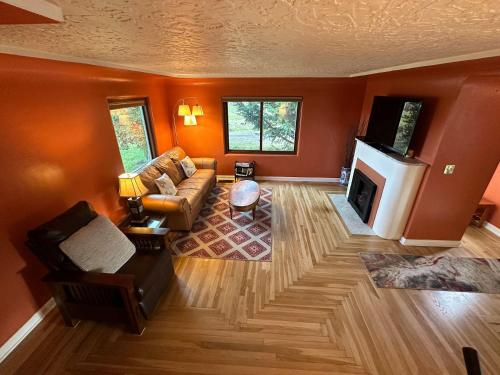 an overhead view of a living room with orange walls at Vintage Hearth Tudor Treasure in Sequim in Sequim