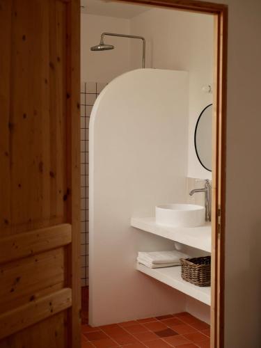 ein Badezimmer mit Waschbecken und Spiegel in der Unterkunft Ferme des Millonets - grand gîte in Vienne-en-Arthies