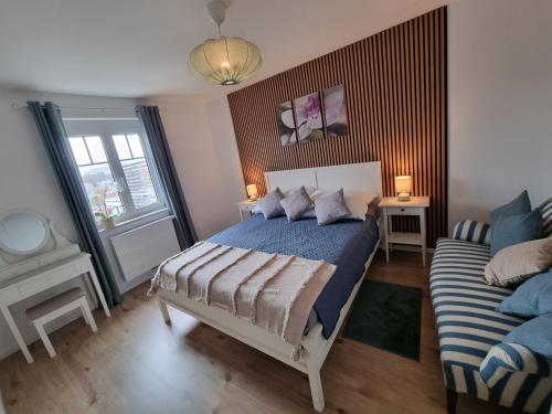 a bedroom with a bed and a couch at Villa Corina in MELK! Zentrumnah! in Melk