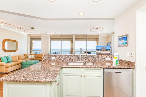 une cuisine avec un comptoir et un salon dans l'établissement Beach Club Gulf Front 4B Condo - 1106, à Pensacola Beach