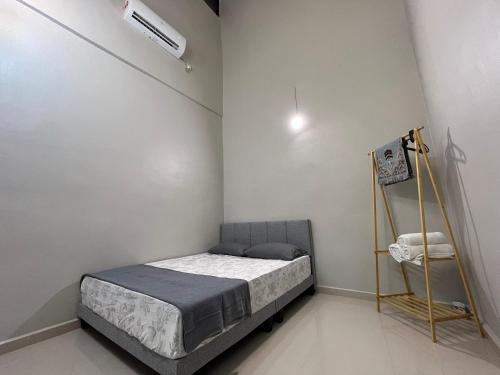 Ένα ή περισσότερα κρεβάτια σε δωμάτιο στο Peruda Inn - Homestay for Múslim only