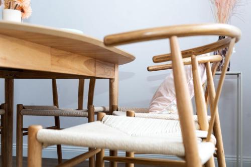 two wooden chairs sitting next to a table at Dat Krautacker Huus in Rönnau