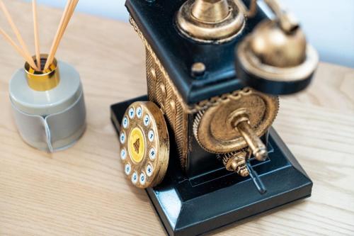 an old camera with a key on a table at Dat Krautacker Huus in Rönnau