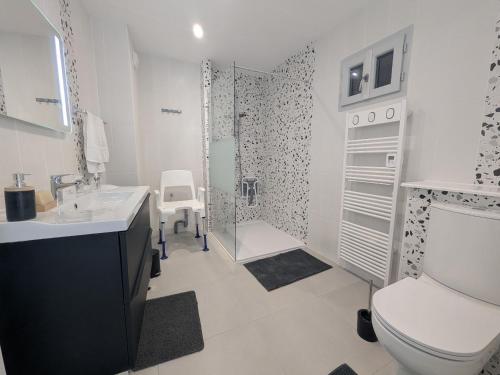 Bilik mandi di Gîte moderne pour 8 pers, charme au cœur de la nature - FR-1-611-120