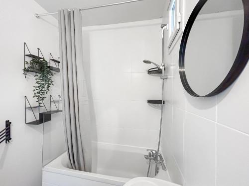 Ένα μπάνιο στο Appartement lumineux et spacieux avec 2 chambres