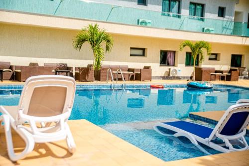 Hotel Yatchenin Yamoussoukroの敷地内または近くにあるプール