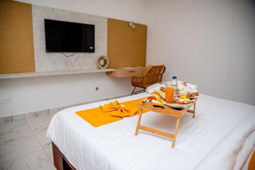 Hotel Yatchenin Yamoussoukroにあるテレビまたはエンターテインメントセンター