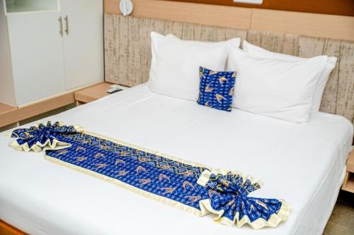 Hotel Yatchenin Yamoussoukroにあるベッド