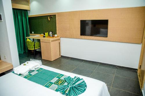 Hotel Yatchenin Yamoussoukroにあるテレビまたはエンターテインメントセンター