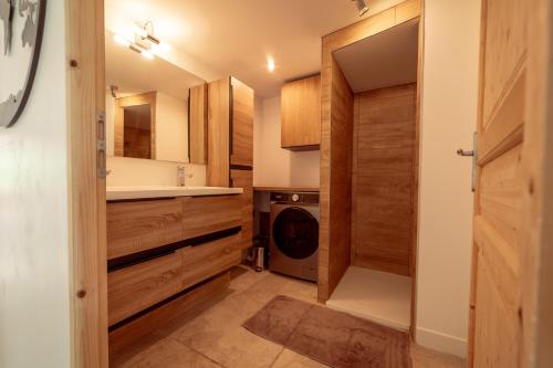 - une cuisine avec lave-linge et sèche-linge dans la chambre dans l'établissement Maison vu Lac en première ligne du lac de Lacanau avec terrain de tennis privatif, à Lacanau