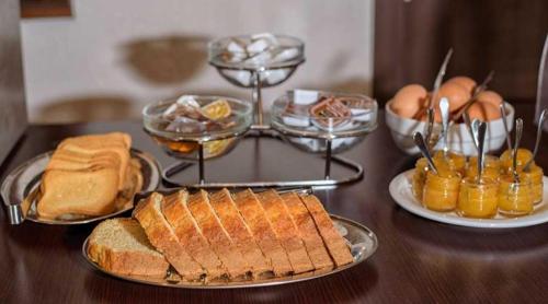 a table topped with plates of bread and jam and sandwiches at Omalia Village in Áno Khóra