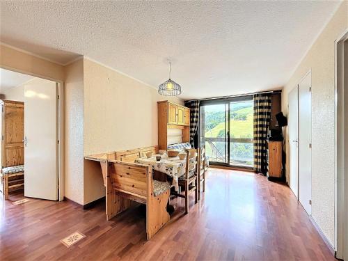 Appartement tout confort skis aux pieds avec balcon et piscine chauffée - FR-1-267-210