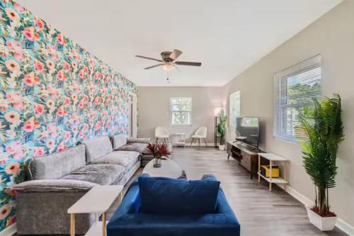 Χώρος καθιστικού στο Your Perfect Stay Charming Historic Home