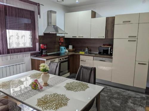 Una cocina o zona de cocina en Apartmani Hrastik 1