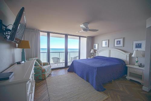 Giường trong phòng chung tại Regency Towers