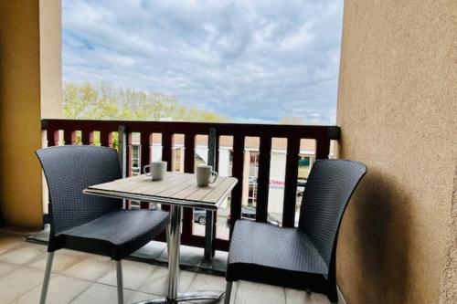une table et des chaises sur un balcon avec vue dans l'établissement Charming accommodation with pool in La Rochelle, à La Rochelle