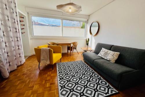 un salon avec un canapé et une table dans l'établissement Bright T2 in the city center - La Rochelle, à La Rochelle