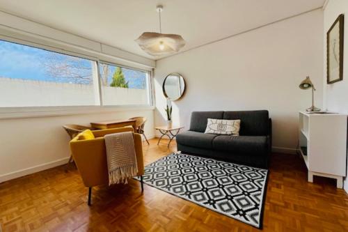 un salon avec un canapé et une chaise dans l'établissement Bright T2 in the city center - La Rochelle, à La Rochelle