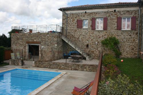 una casa con una piscina di fronte di La Maison dans les Nuages a Sécheras