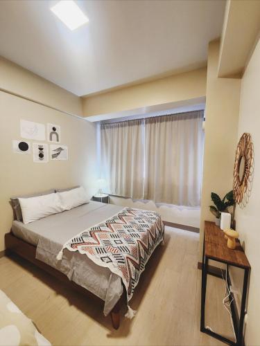 Postel nebo postele na pokoji v ubytování One Manchester Luxury Condo Near Beach & Pool