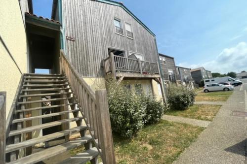 un bâtiment avec des escaliers menant à une maison dans l'établissement CHARMANT Duplex 36 m avec Balcon proche de la MER, à La Rochelle