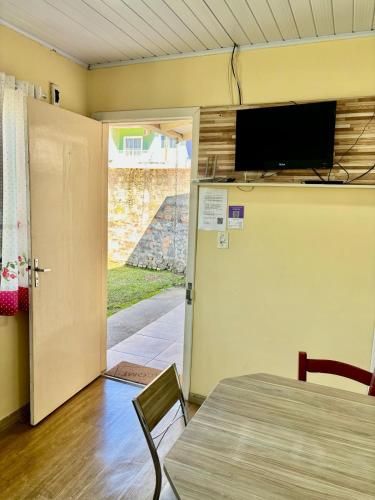 Μια τηλεόραση ή/και κέντρο ψυχαγωγίας στο Casa próxima ao shopping Lages e a festa do pinhão