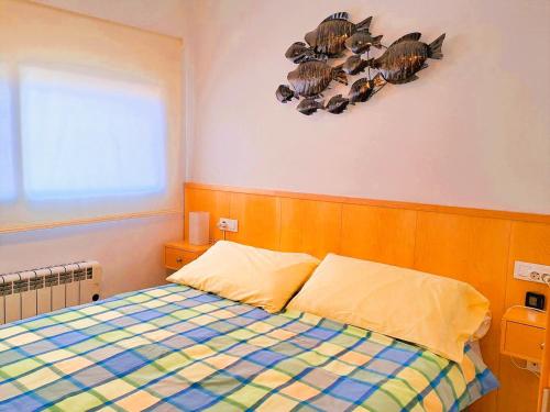 ハベアにあるParadise Javeaのベッドルーム1室(壁に魚が泳ぐベッド1台付)