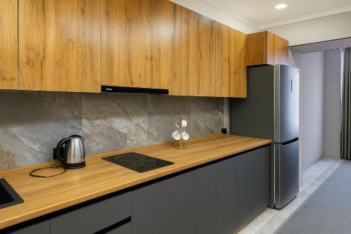 Η κουζίνα ή μικρή κουζίνα στο Anara Lakeview Central Apartment
