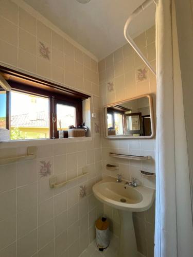 a bathroom with a sink and a mirror at Casa Valverde in Monsanto