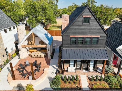 an aerial view of a house with a backyard at Onyxthelark Designer Edmond Oasis in Edmond