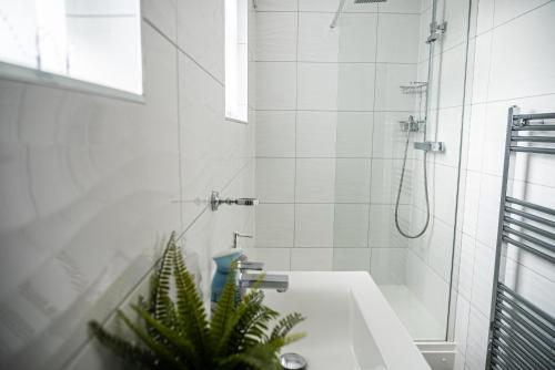 Ένα μπάνιο στο Stylish Flat in Wolverhampton - Short and long Stay with Free Parking
