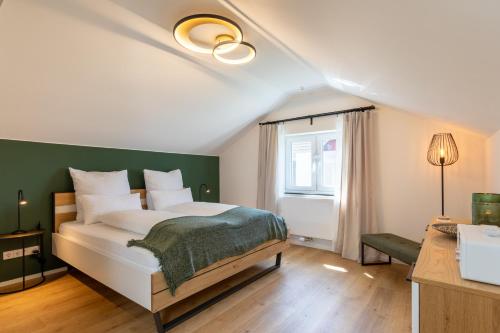 VöhlにあるOverlook Lodge - 5 Sterne Ferienhaus im Kellerwald am Ederseeの緑の壁のベッドルーム1室(白いベッド1台付)