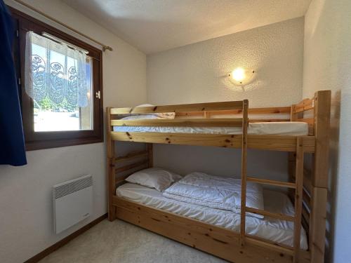 deux lits superposés dans une chambre avec fenêtre dans l'établissement Appartement cosy, 6 pers, skis aux pieds, proche jardin d'enfants - FR-1-642-24, à Morillon