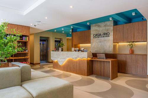 un hall avec un bar dans un bâtiment dans l'établissement Casa Rio Copacabana, à Rio de Janeiro