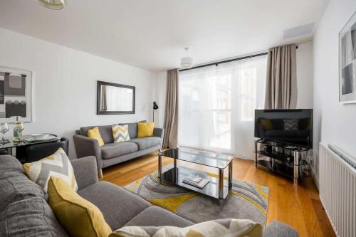 a living room with a couch and a tv at Castle Lanes - Minutes from Poole Quay, Poole Town Location in Poole