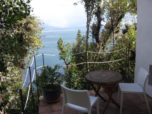 チェターラにあるRuderiの海を望むバルコニー(テーブル、椅子付)