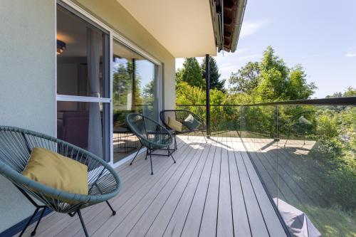 Un balcón o terraza en Overlook Lodge - 5 Sterne Ferienhaus im Kellerwald am Edersee