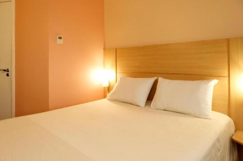 Ένα ή περισσότερα κρεβάτια σε δωμάτιο στο ibis Vitoria da Conquista