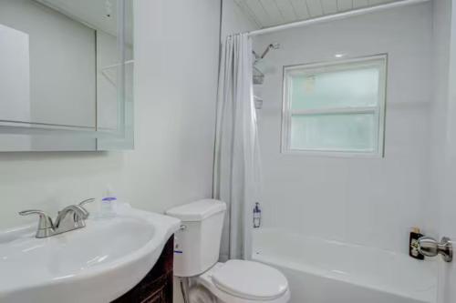 Ένα μπάνιο στο Your Perfect Stay Charming Historic Home