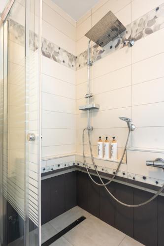 a shower with a hose in a bathroom at Casa LIRIA - Χαλκίδα in Kánithos