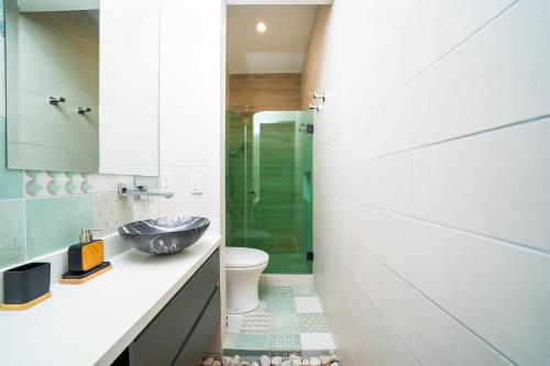 Un baño de Ocean View Casita Crystal Private Pool Stay