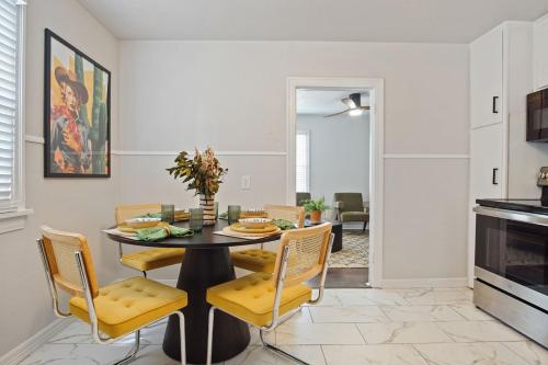 Η κουζίνα ή μικρή κουζίνα στο The Yellow Door House Walk To Ou Cozy Vibes