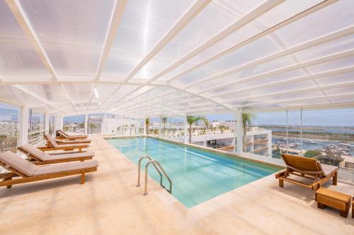 Stay By The Marina - Modern Apartment with Pools & Gym