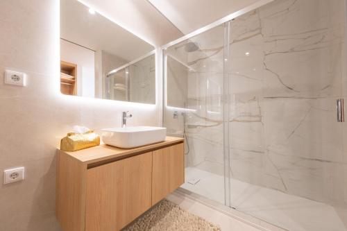 Koupelna v ubytování Stay By The Marina - Modern Apartment with Pools & Gym